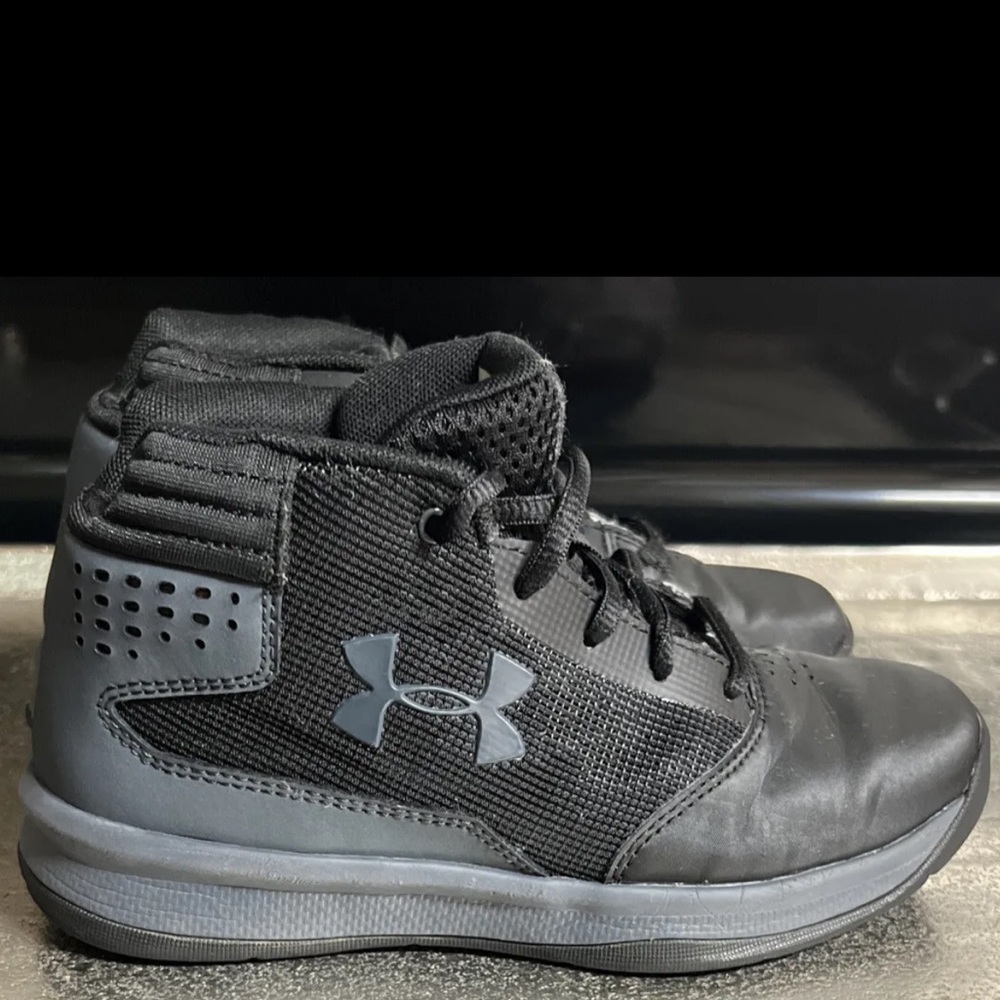 Boys Under Armour Jet Basketball Shoes Size 1.5Y
